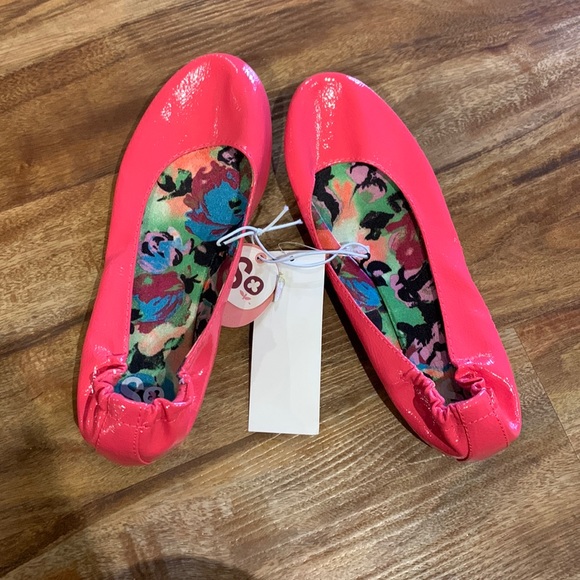 Flats - Picture 1 of 6